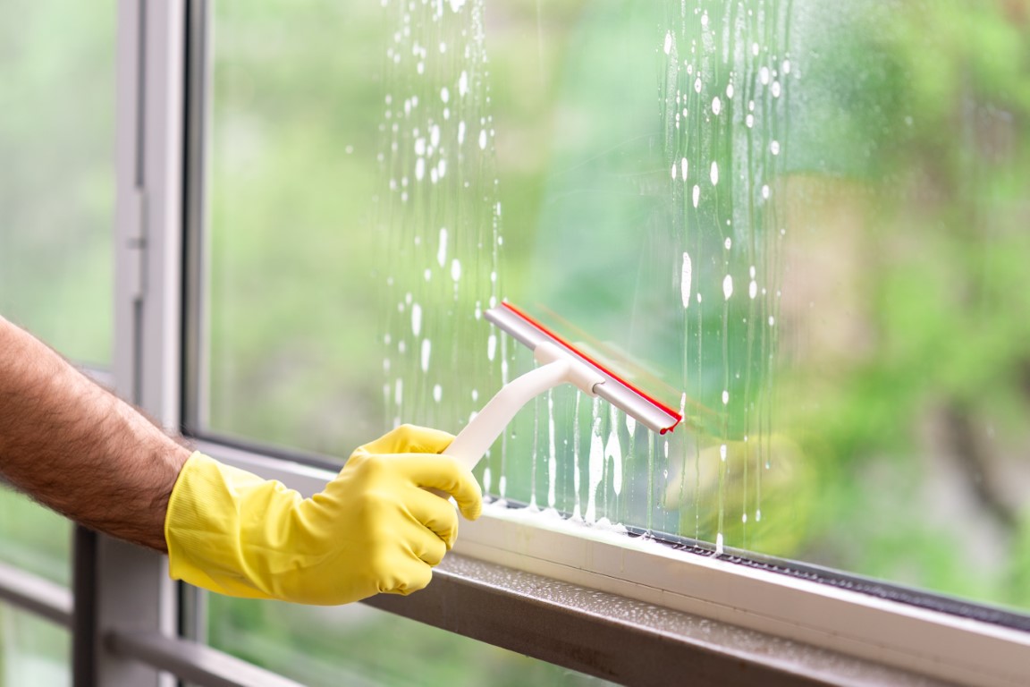 L'astuce pour enfin bien laver ses vitres sans laisser de traces : Femme  Actuelle Le MAG
